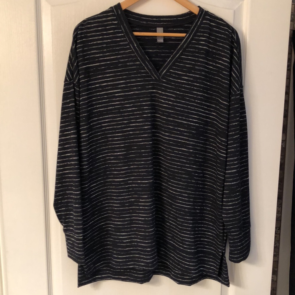 Comfy and Stylish Tunic by DENVER HAYES - NWOT